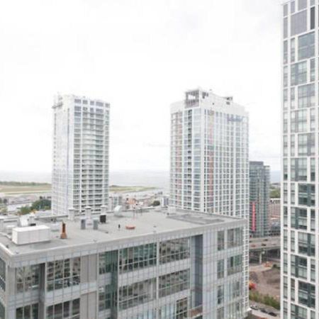 N2N Suites - Downtown Lake & City View Apartments تورونتو المظهر الخارجي الصورة
