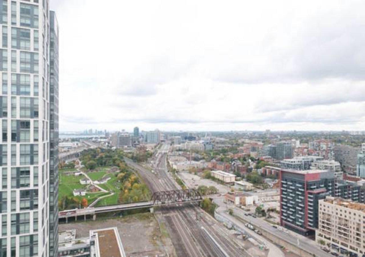 N2N Suites - Downtown Lake & City View Apartments تورونتو المظهر الخارجي الصورة