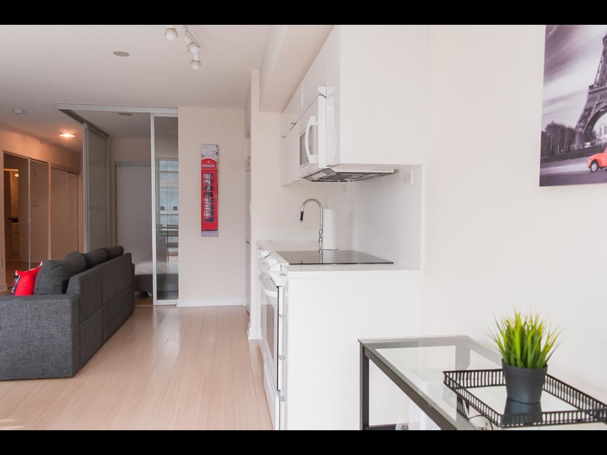 N2N Suites - Downtown Lake & City View Apartments تورونتو المظهر الخارجي الصورة