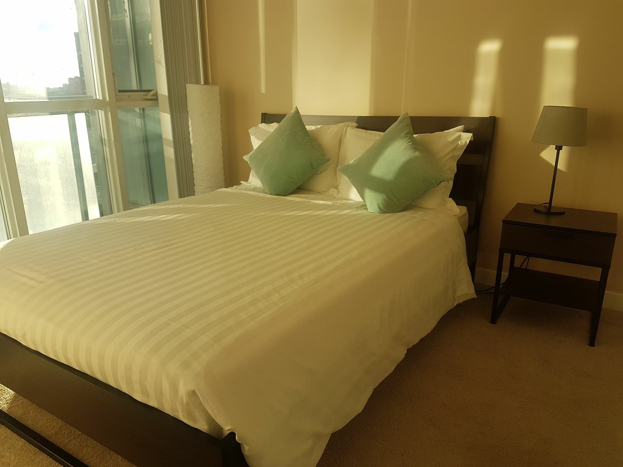 N2N Suites - Downtown Lake & City View Apartments تورونتو المظهر الخارجي الصورة