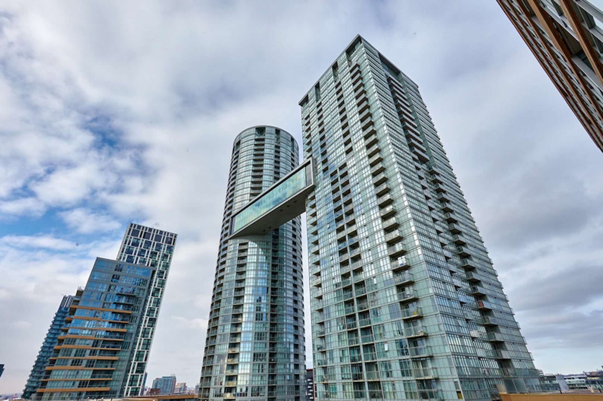 N2N Suites - Downtown Lake & City View Apartments تورونتو المظهر الخارجي الصورة